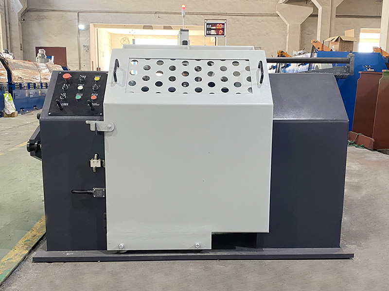 Conas a dhéileálann an Meaisín Tógála Spool éagsúlachtaí i dtiús nó i ndlús ábhar, agus an bhfuil an tsolúbthacht aige chun teannas foirceannadh a choigeartú dá réir sin?