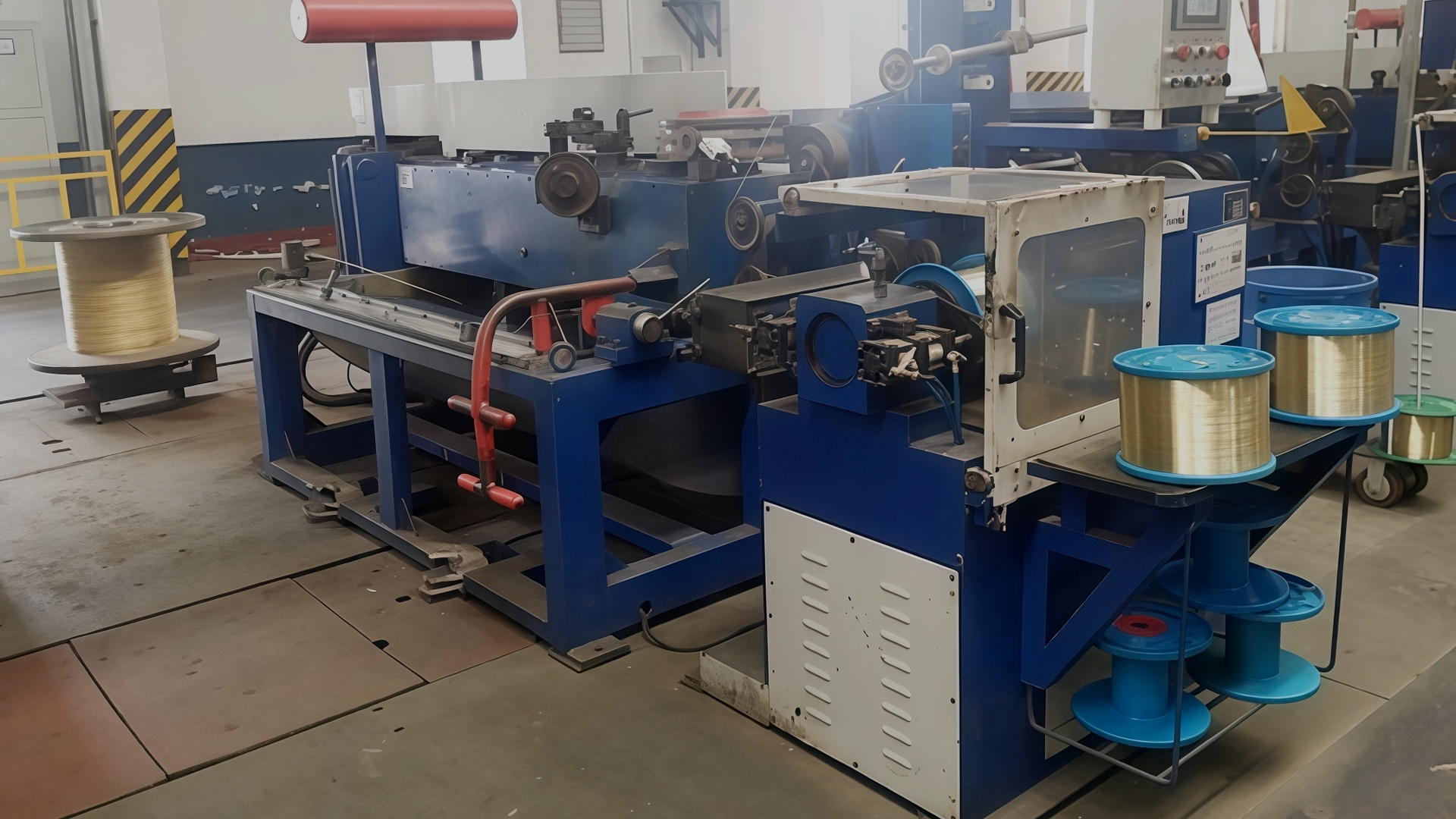 Cén cineál córas fuaraithe a úsáideann an Meaisín Líníochta Wire le haghaidh oibríochtaí ardluais?